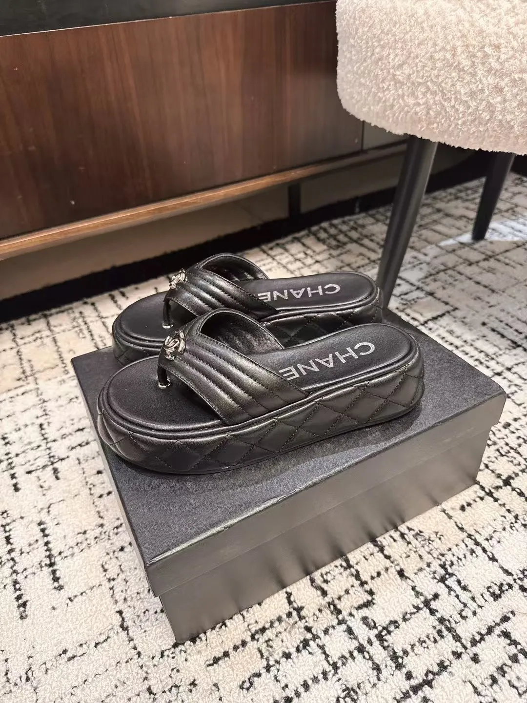 👟👟Ex-factory price 502👟👟 High version Chanel new color thick-soled slippers, easy to wear and versatile, must-have high-end tool shoes in summer, upper lambskin & customized denim, lining calfskin, original outsole Size: 35-39 (customized for 40, non-refundable)